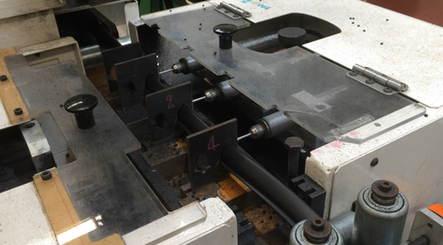 汽車(chē)密封條鉆孔.jpg 汽車(chē)密封條鉆孔.jpg